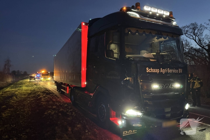 Vrachtwagen rijdt man aan, slachtoffer naar ziekenhuis
