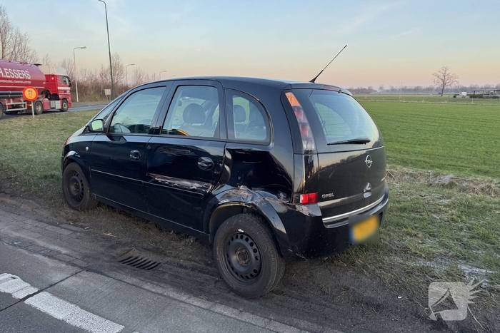 Vrachtwagen en auto botsen op rotonde