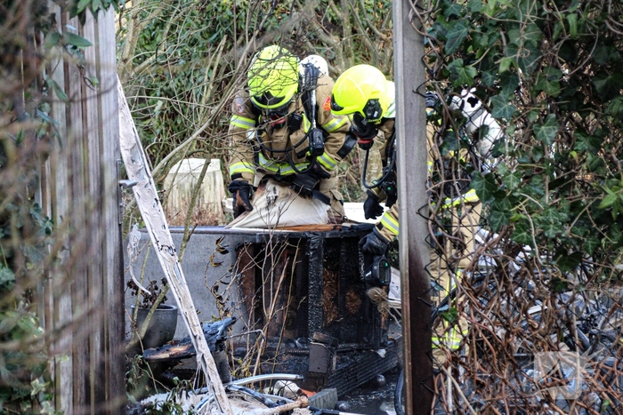 Brand verwoest schuurtje met ontploffende gasflessen