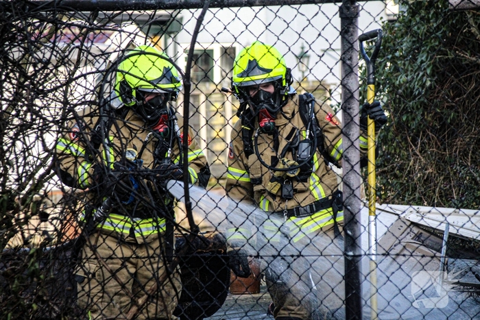 Brand verwoest schuurtje met ontploffende gasflessen