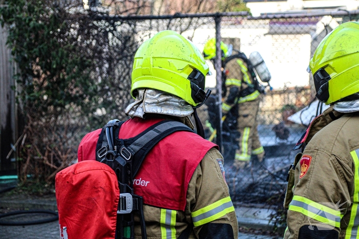 Brand verwoest schuurtje met ontploffende gasflessen