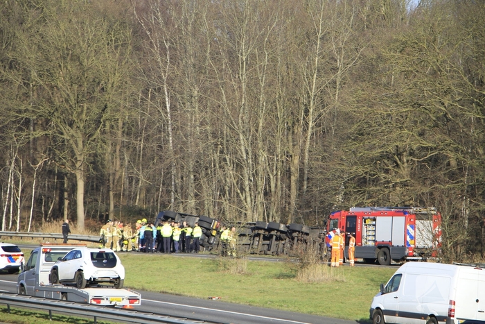 Vrachtwagenchauffeur ernstig gewond bij kanteling