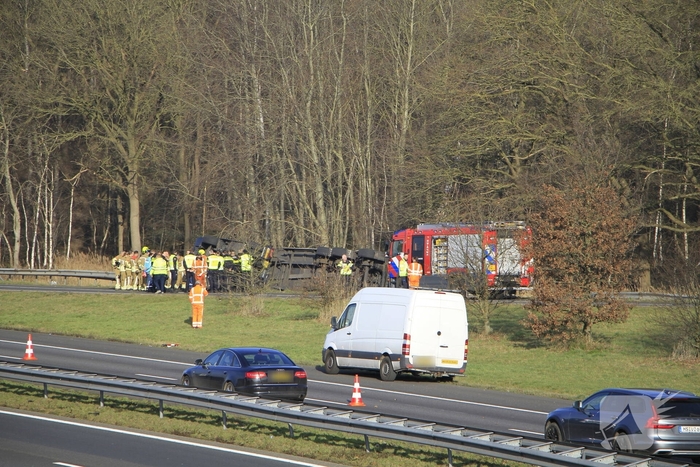 Vrachtwagenchauffeur ernstig gewond bij kanteling