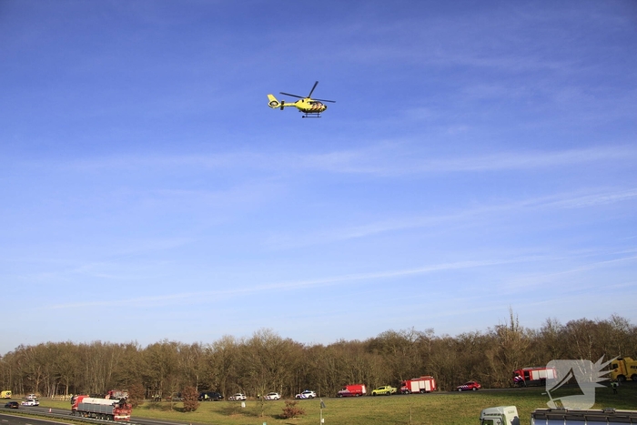 Vrachtwagenchauffeur ernstig gewond bij kanteling