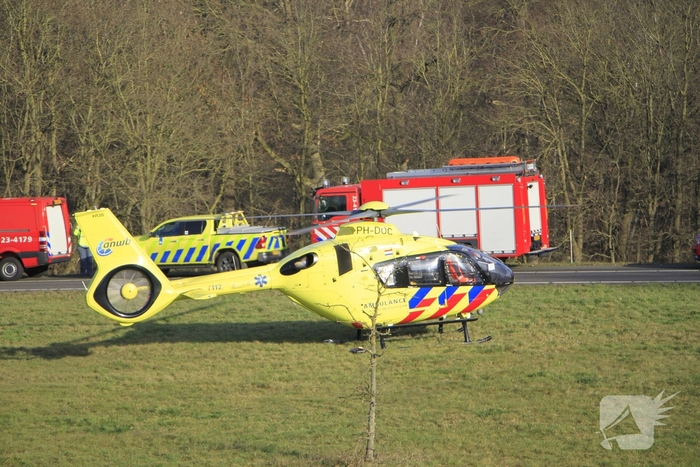 Vrachtwagenchauffeur ernstig gewond bij kanteling