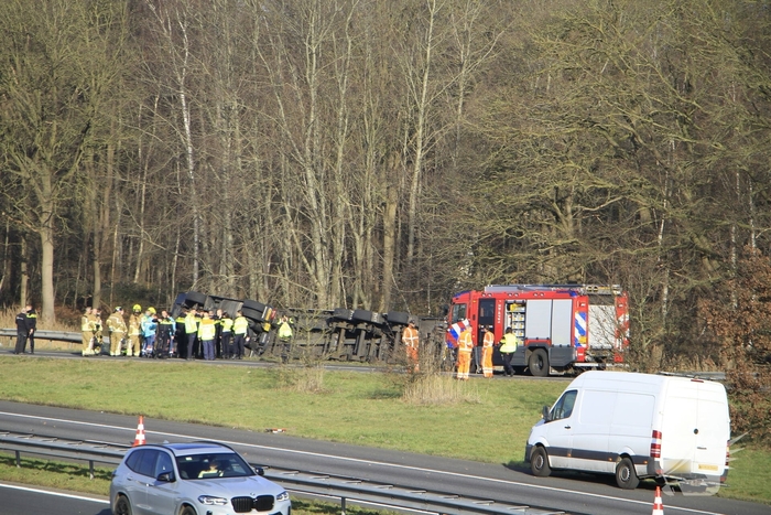 Vrachtwagenchauffeur ernstig gewond bij kanteling