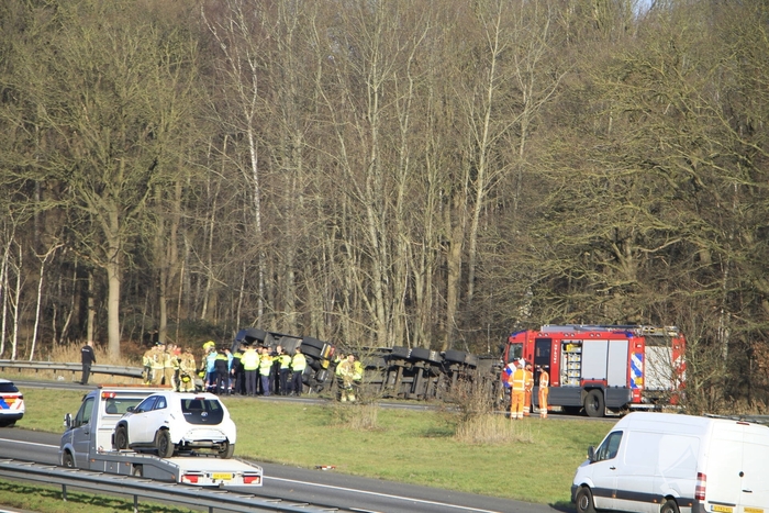 Vrachtwagenchauffeur ernstig gewond bij kanteling