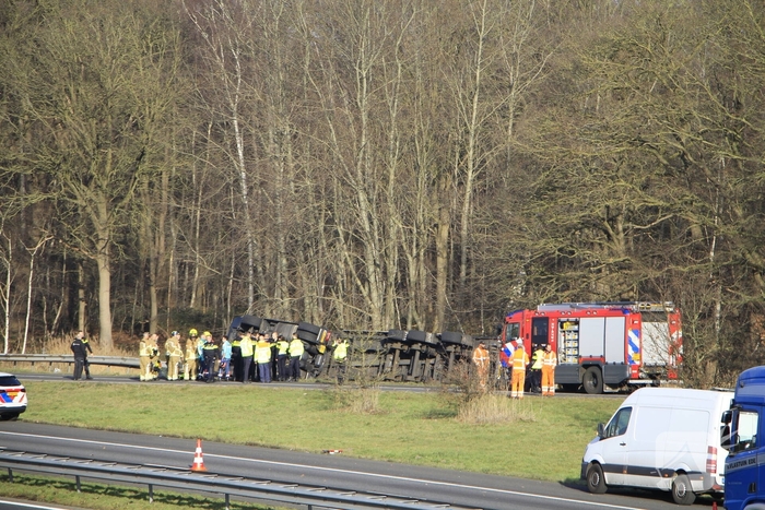 Vrachtwagenchauffeur ernstig gewond bij kanteling