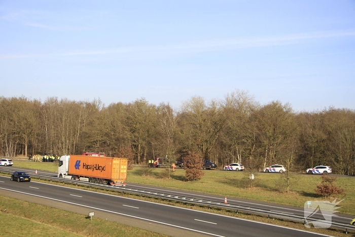 Vrachtwagenchauffeur ernstig gewond bij kanteling