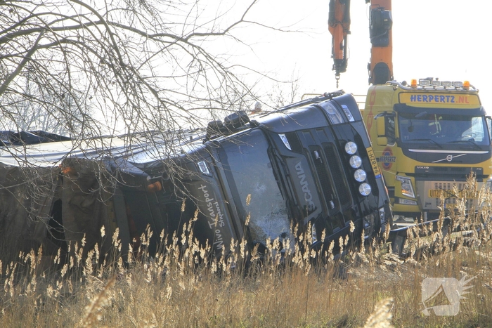 Vrachtwagenchauffeur ernstig gewond bij kanteling