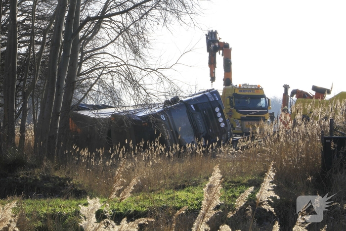 Vrachtwagenchauffeur ernstig gewond bij kanteling