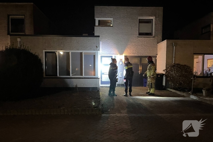 Hulpdiensten verrichten onderzoek bij woningen