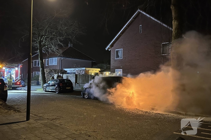 Brand in bestelbus in de nacht