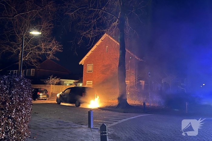 Brand in bestelbus in de nacht