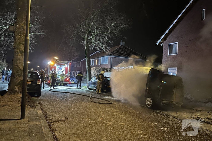 Brand in bestelbus in de nacht