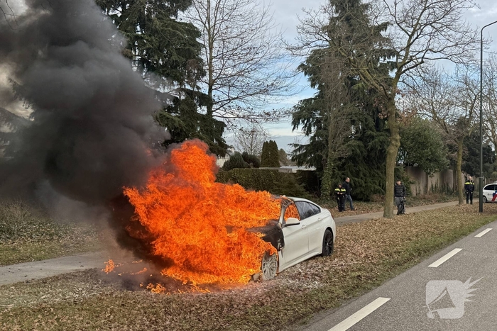 Autobrand leidt tot wegafsluiting
