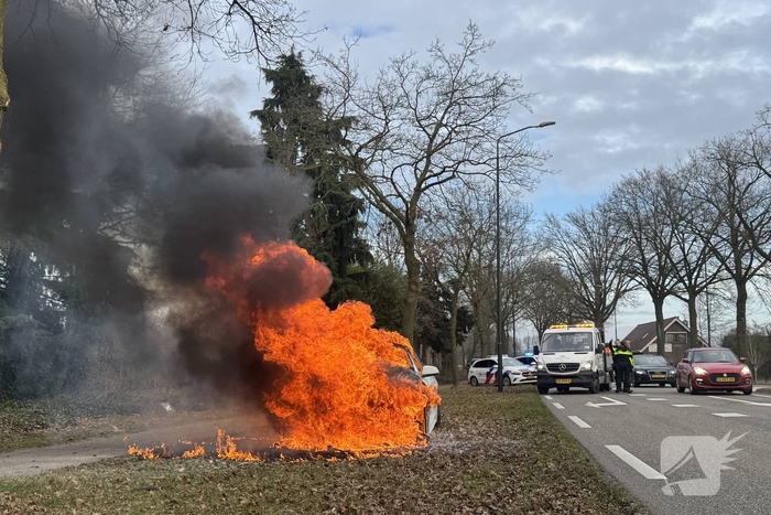 Autobrand leidt tot wegafsluiting
