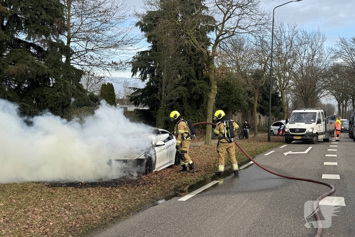 Autobrand leidt tot wegafsluiting