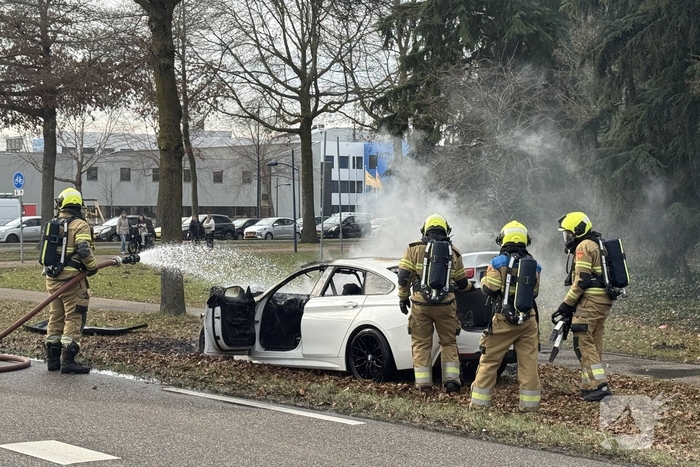 Autobrand leidt tot wegafsluiting