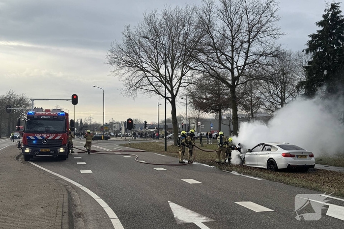 Autobrand leidt tot wegafsluiting