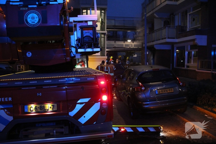 Uitslaande brand in appartement vergt grote brandweer inzet