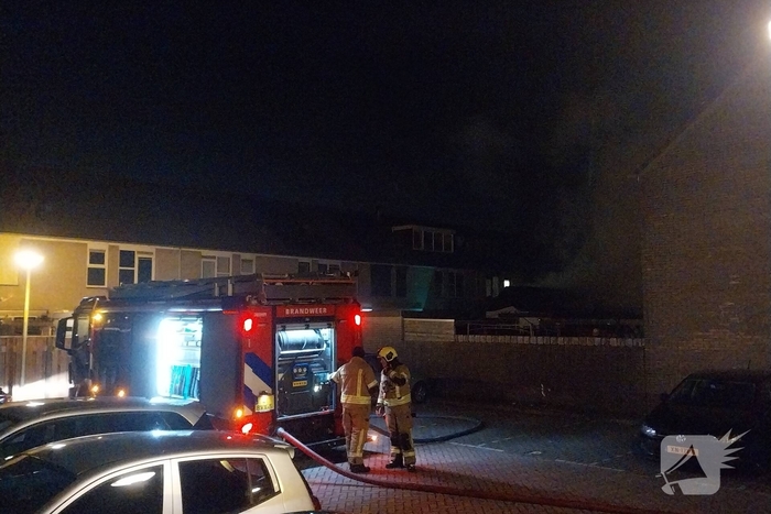 Vlammen zichtbaar bij schuurbrand