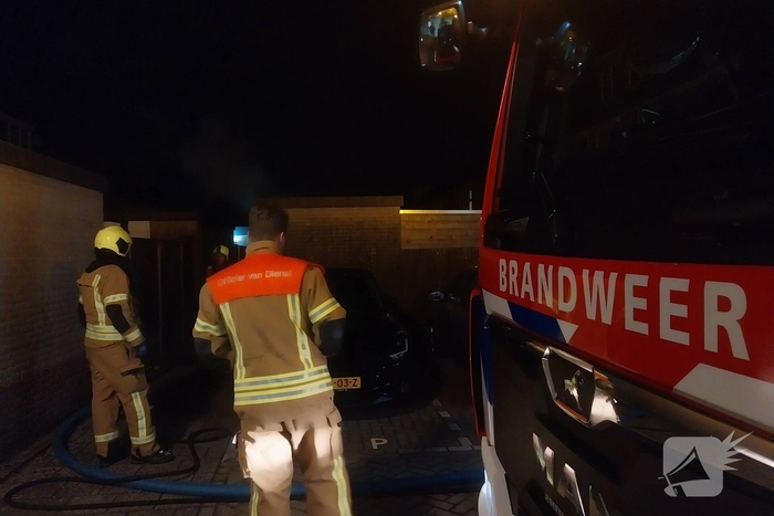 Vlammen zichtbaar bij schuurbrand