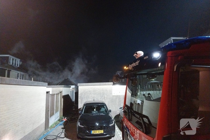 Vlammen zichtbaar bij schuurbrand