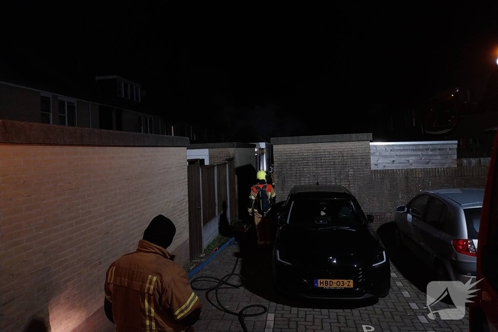 Vlammen zichtbaar bij schuurbrand