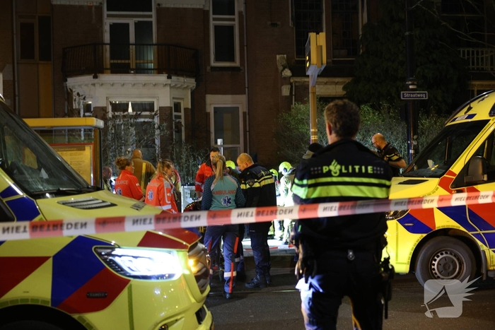 Man valt van dak en raakt ernstig gewond