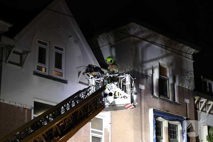 Man valt van dak en raakt ernstig gewond