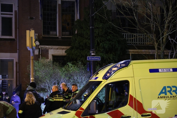 Man valt van dak en raakt ernstig gewond