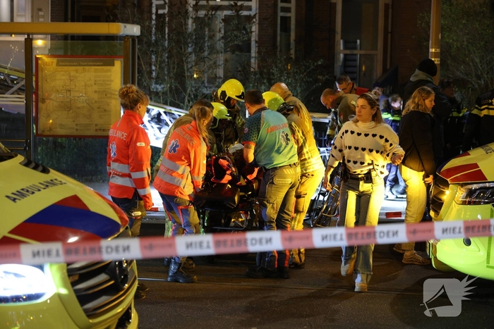 Man valt van dak en raakt ernstig gewond