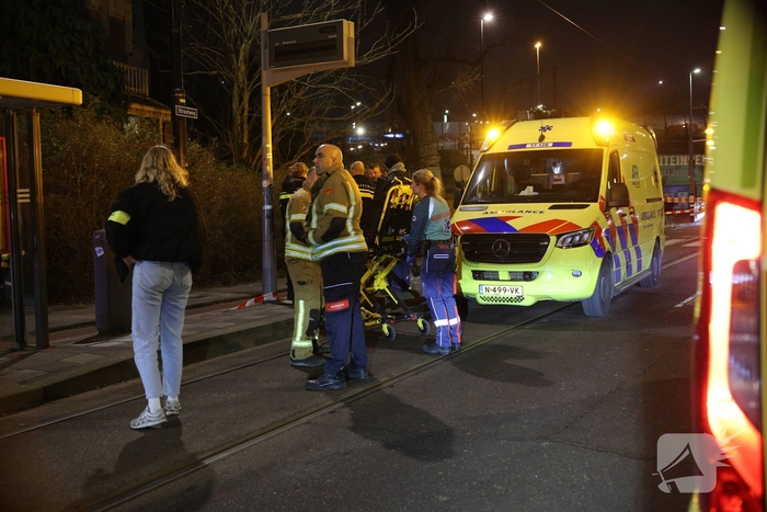 Man valt van dak en raakt ernstig gewond