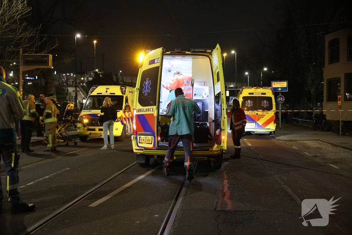 Man valt van dak en raakt ernstig gewond