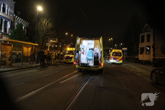 Man valt van dak en raakt ernstig gewond