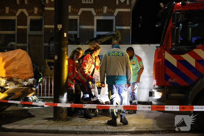 Man valt van dak en raakt ernstig gewond