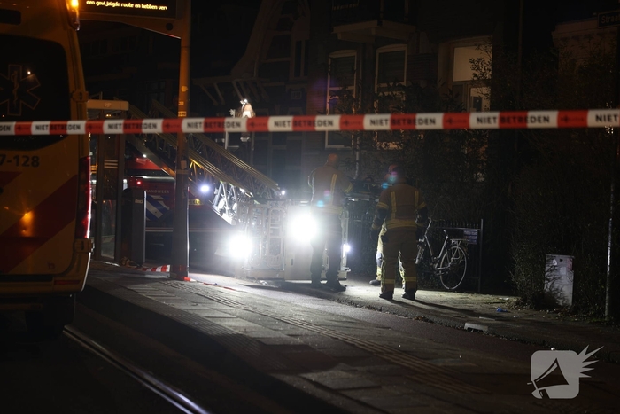 Man valt van dak en raakt ernstig gewond