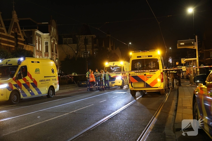 Man valt van dak en raakt ernstig gewond