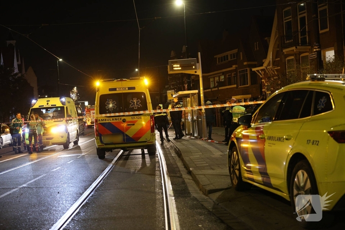 Man valt van dak en raakt ernstig gewond