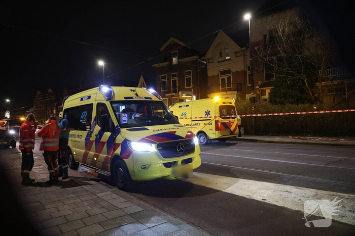 Man valt van dak en raakt ernstig gewond