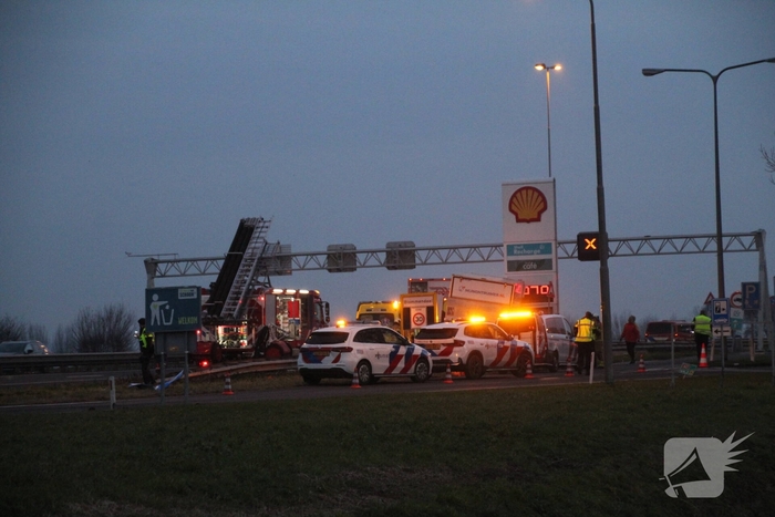 Vrachtwagen botst tegen tankstationbord