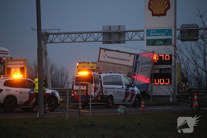 Vrachtwagen botst tegen tankstationbord
