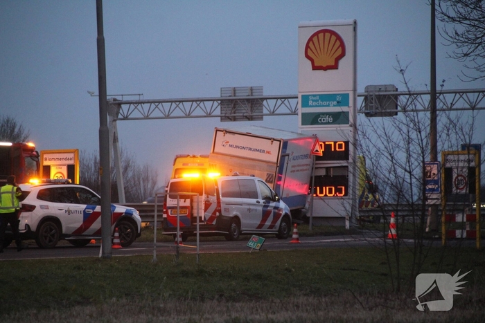 Vrachtwagen botst tegen tankstationbord