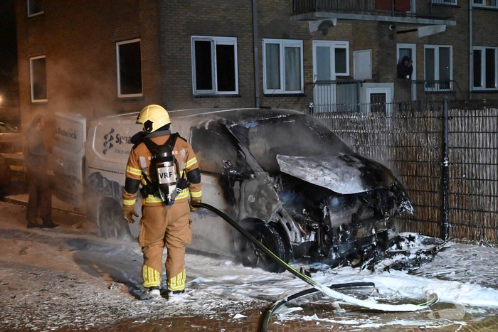 Bedrijfsbusje in vlammen op gegaan
