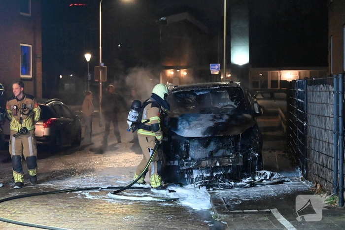 Bedrijfsbusje in vlammen op gegaan
