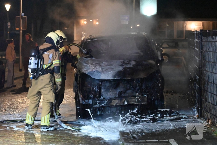 Bedrijfsbusje in vlammen op gegaan