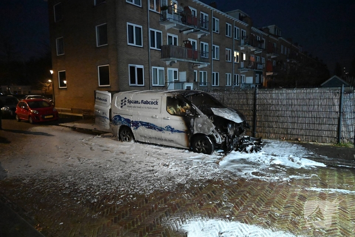 Bedrijfsbusje in vlammen op gegaan