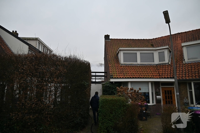 Felle brand achter woning