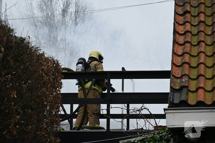 Felle brand achter woning